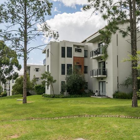 Modern Apartment In A Secure Golf Estate.Wifi Roodepoort Eksteriør bilde