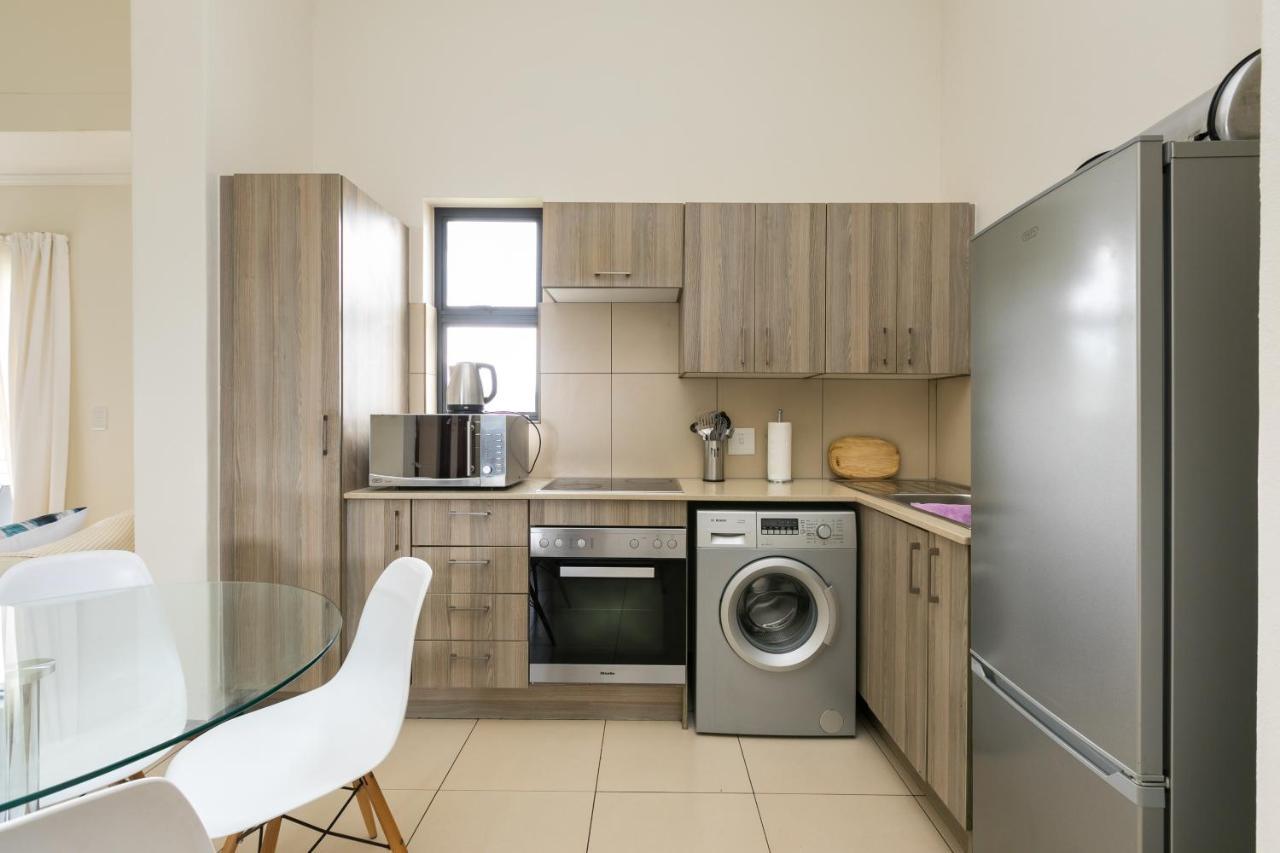 Modern Apartment In A Secure Golf Estate.Wifi Roodepoort Eksteriør bilde