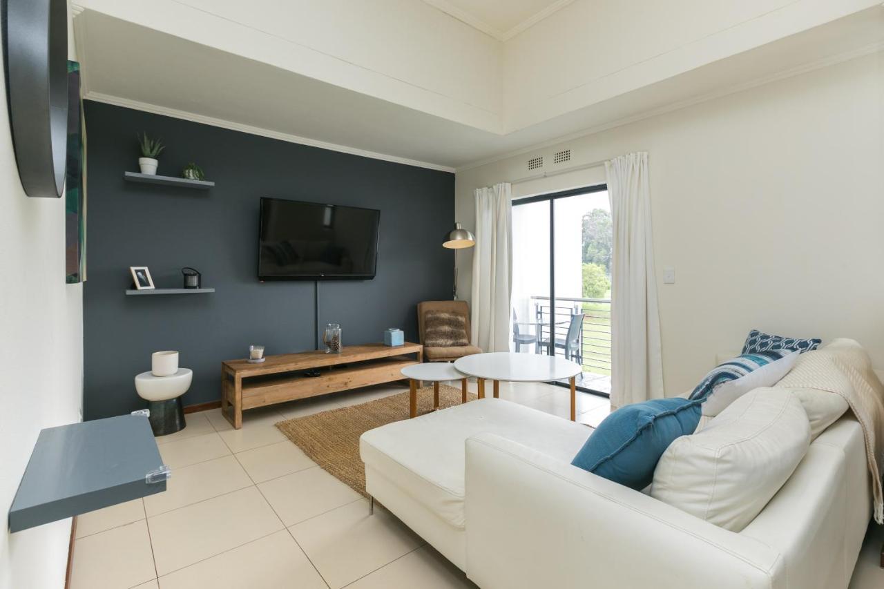 Modern Apartment In A Secure Golf Estate.Wifi Roodepoort Eksteriør bilde
