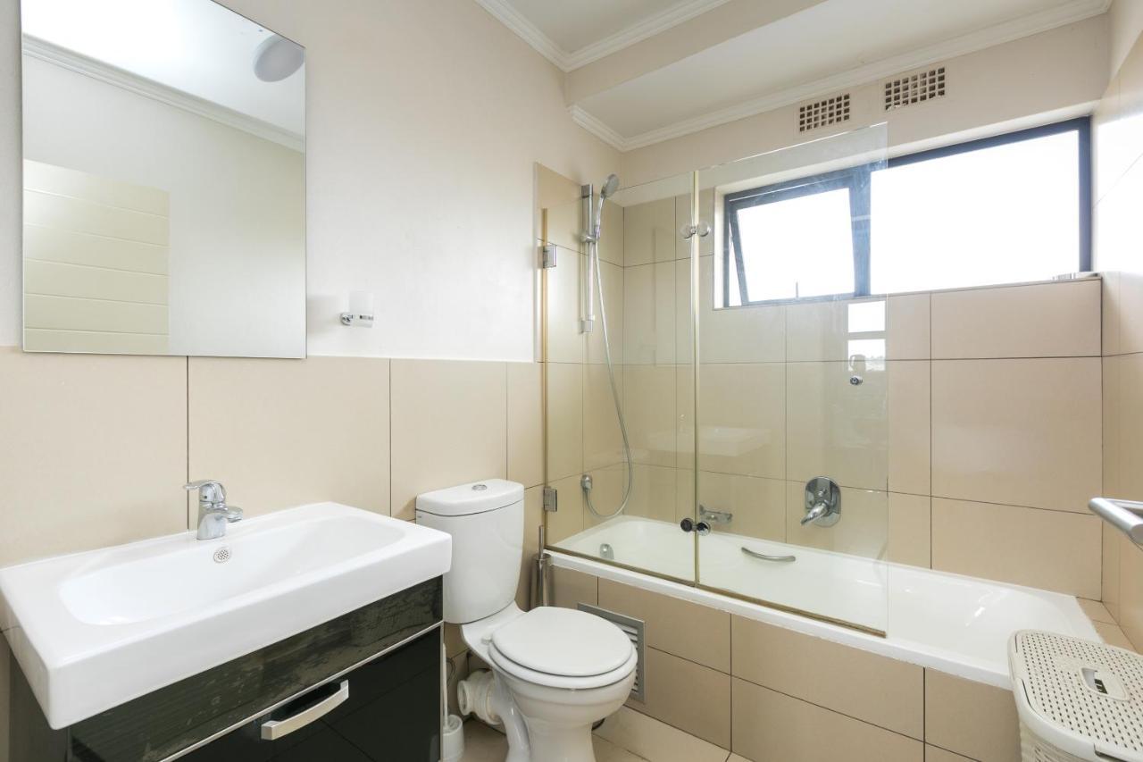 Modern Apartment In A Secure Golf Estate.Wifi Roodepoort Eksteriør bilde