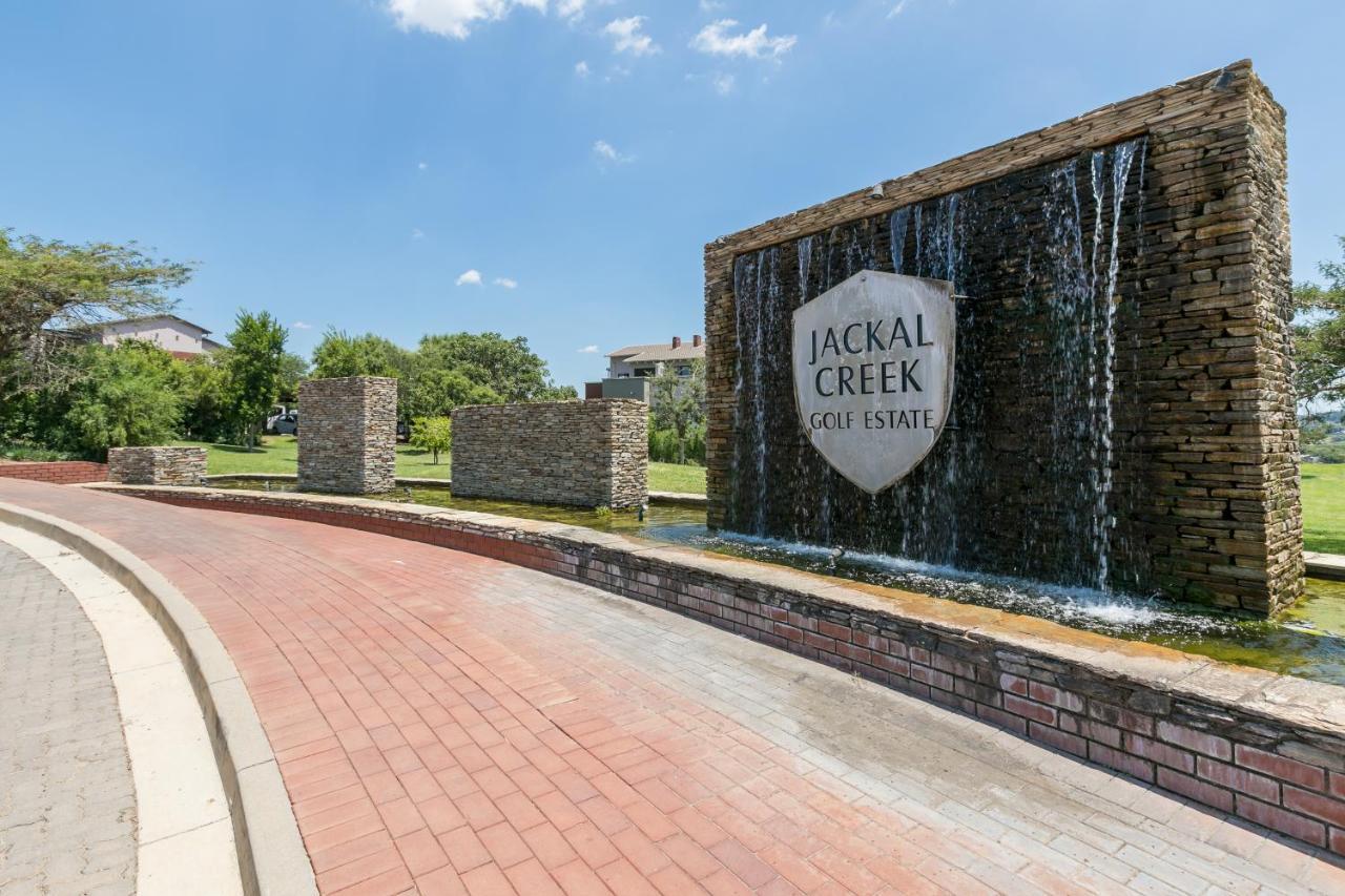 Modern Apartment In A Secure Golf Estate.Wifi Roodepoort Eksteriør bilde
