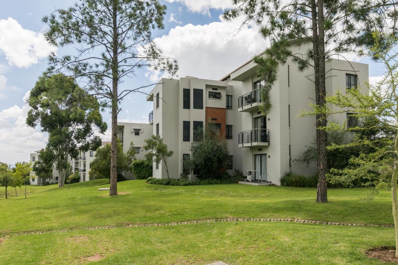 Modern Apartment In A Secure Golf Estate.Wifi Roodepoort Eksteriør bilde