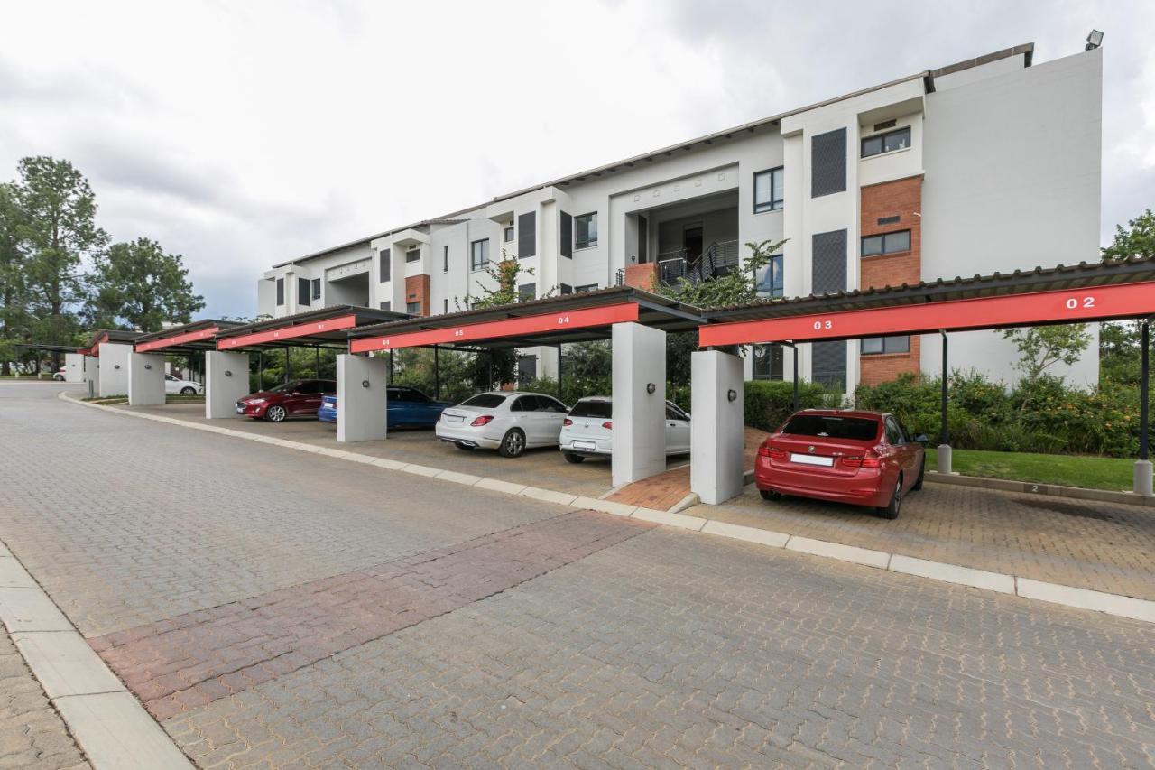 Modern Apartment In A Secure Golf Estate.Wifi Roodepoort Eksteriør bilde