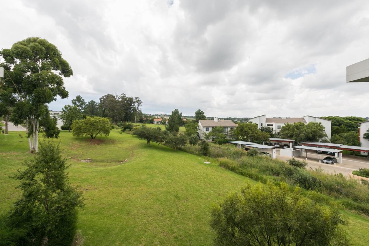 Modern Apartment In A Secure Golf Estate.Wifi Roodepoort Eksteriør bilde